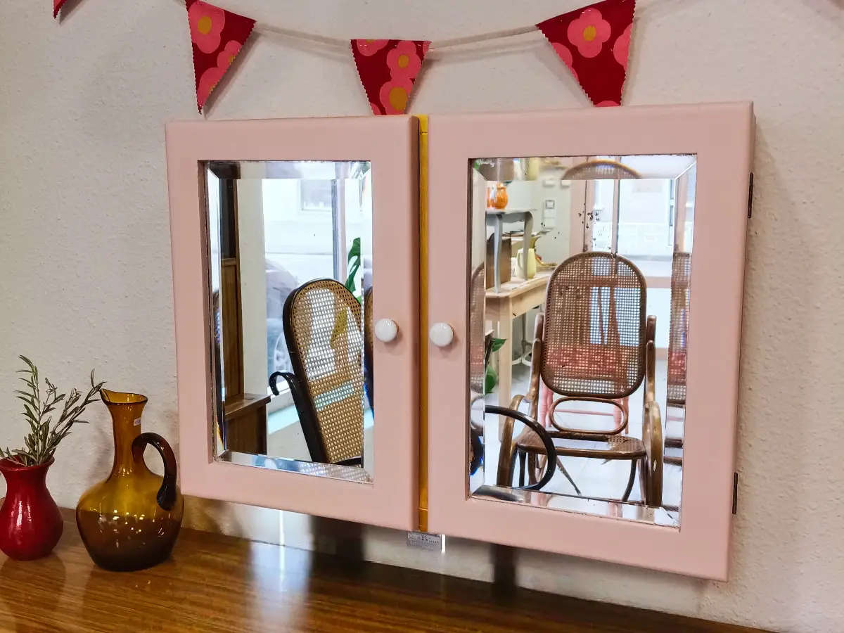Armario restaurado artesanalmente con puertas espejadas y acabado renovado, proyecto de restauración de muebles realizado por nuestro taller artesanal en Zaragoza, destacando la recuperación de la funcionalidad y estética de la pieza.