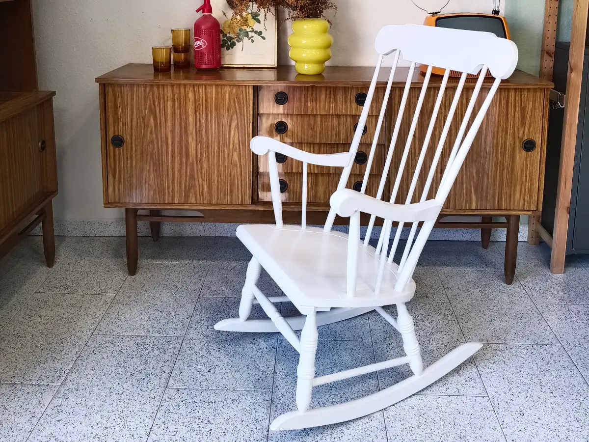 Mecedora restaurada artesanalmente con acabado renovado, proyecto de restauración de muebles realizado por nuestro taller en Zaragoza. Recuperación de la funcionalidad y estética original mediante técnicas artesanales de restauración.