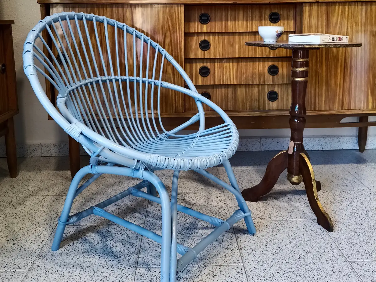 Silla de caña restaurada artesanalmente con estructura renovada y acabado clásico, proyecto de restauración de muebles realizado por nuestro taller en Zaragoza. Recuperación de la funcionalidad y estética original de la pieza con técnicas artesanales.